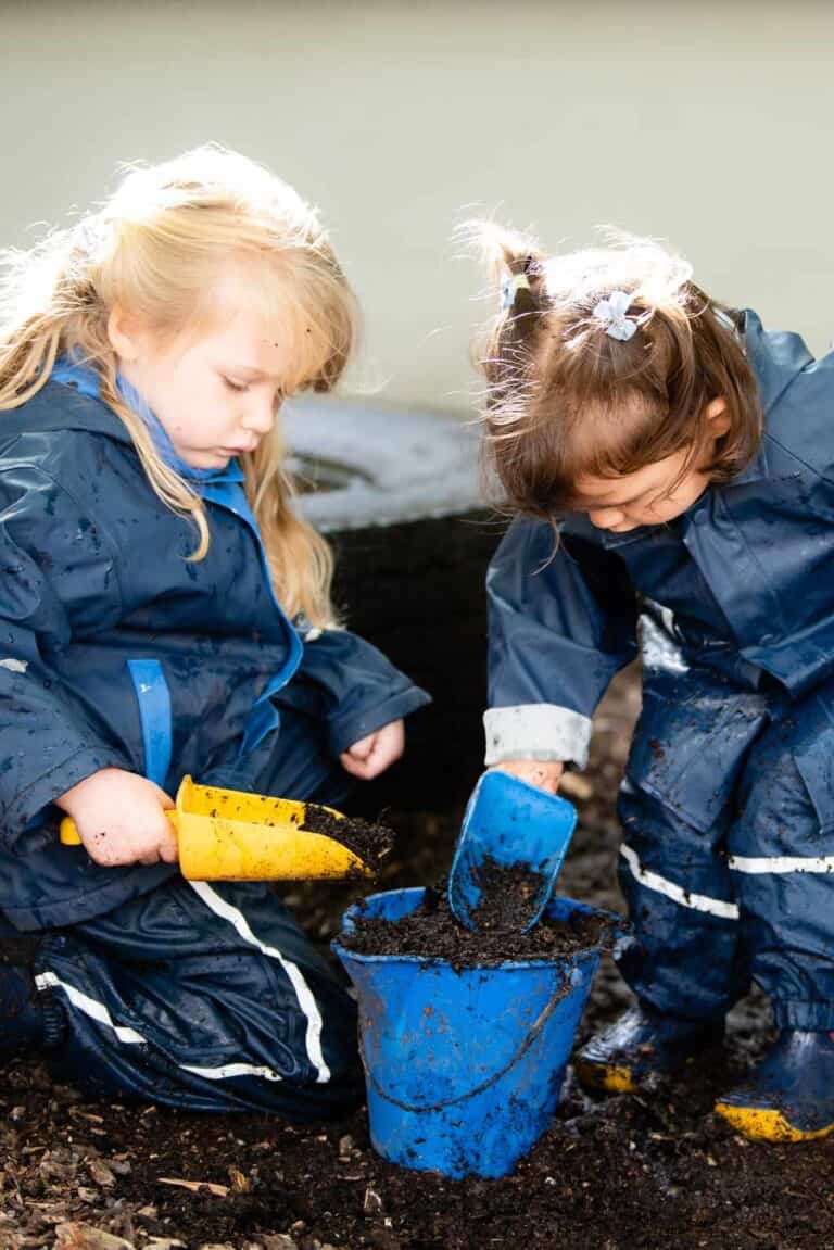 Garten_Baden_Hoch_1024px 1536px_Mädchen_am_Buddeln